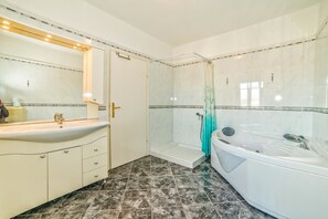 Apartment, Mehrere Betten | Badezimmerausstattung | Dusche, Whirlpool