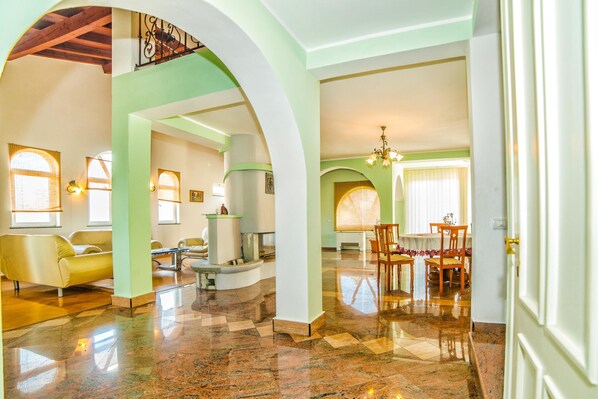 Appartement, plusieurs lits | Cuisine privée | Réfrigérateur, micro-ondes, plaque de cuisson, lave-vaisselle