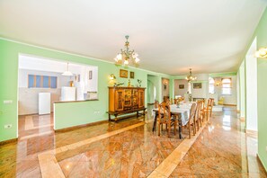Appartement, plusieurs lits | Cuisine privée | Réfrigérateur, micro-ondes, plaque de cuisson, lave-vaisselle