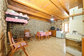 Maison, plusieurs lits | Cuisine privée