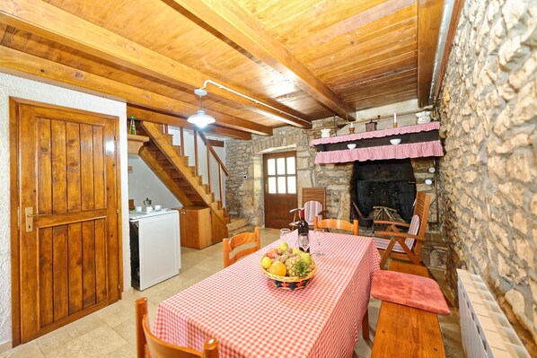 House, Multiple Beds | Private kitchen | Stovetop, cookware/dishes/utensils