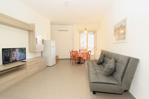 Departamento clásico, 2 habitaciones (48/C) | Área de sala de estar | Televisión de pantalla plana de 24 pulgadas con canales digitales 