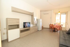 Apartament clàssic, 2 dormitoris (48/C) | Sala d'estar | Televisor de pantalla plana de 24 polzades amb canals digitals