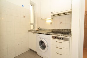 Apartament clàssic, 2 dormitoris (48/C) | Cuina privada | Frigorífic gran i placa de cuina