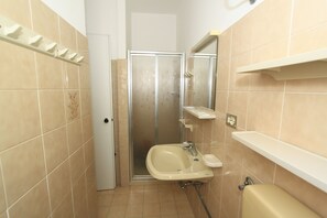 Departamento clásico, 2 habitaciones (68/C) | Baño | Regadera y regadera tipo lluvia 