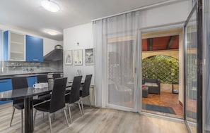 Apartamento, várias camas | Sala de jantar