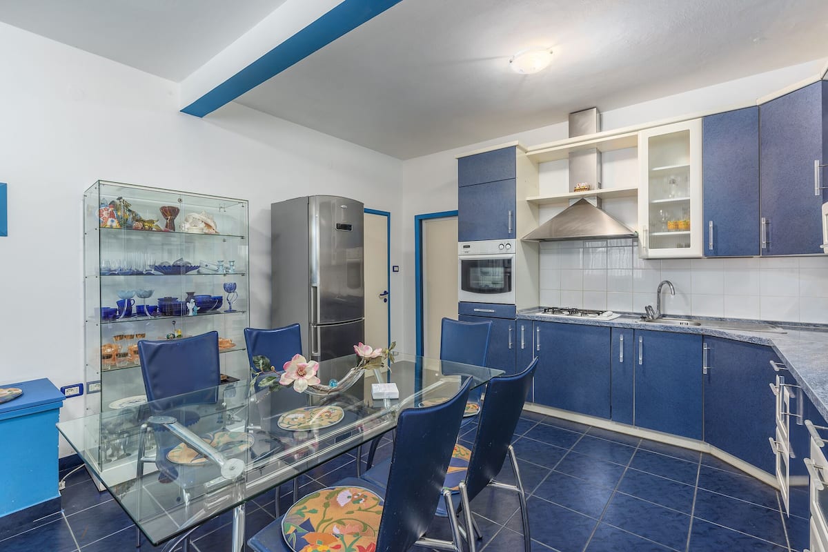 Apartment, Multiple Beds | Private kitchen | Stovetop, cookware/dishes/utensils