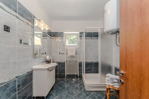 Shower, deep-soaking bathtub - Holiday Home Ana Policnik / K1 (Policnik)