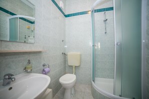 Apartment, Mehrere Betten | Badezimmer