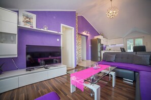 Apartamento, 1 cama doble con sofá cama | Sala de estar | Una televisión