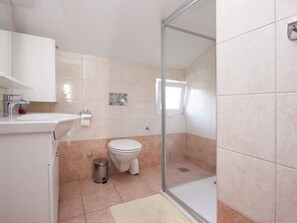 Appartement, Plusieurs lits | Salle de bain | Douche