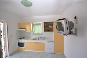 Apartment, Multiple Beds | Private kitchen | Fridge, stovetop, cookware/dishes/utensils