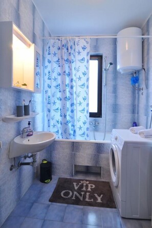 Apartment, Mehrere Betten | Badezimmer | Komfortbadewanne