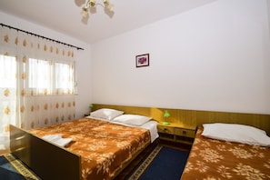 Appartement, meerdere bedden | Privékeuken | Een kookplaat, kookgerei, borden en bestek