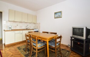 Apartamento, várias camas | Cozinha privada | Cooktop, talheres/pratos/utensílios de cozinha