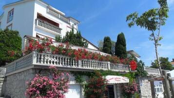 Appartement, plusieurs lits | Façade de lâhĂ©bergement