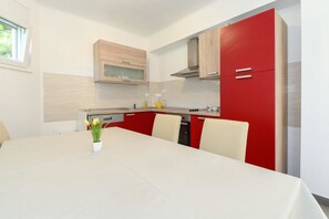 Apartment, Multiple Beds | Private kitchen | Stovetop, cookware/dishes/utensils