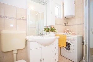 Appartement, Plusieurs lits | Salle de bain | Douche