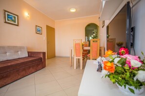 Appartement, Plusieurs lits | Salle de séjour | Téléviseur