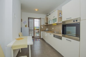 Apartment, 1 Double Bed | Private kitchen | Stovetop, dishwasher, cookware/dishes/utensils