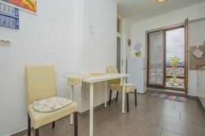 Appartement, 1 lit double | Cuisine privée | Surface de cuisson, lave-vaisselle, vaisselle et ustensiles