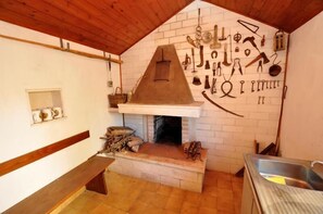 Oven, stovetop, cookware/dishes/utensils - Apartments Pave Strancica (Postira)