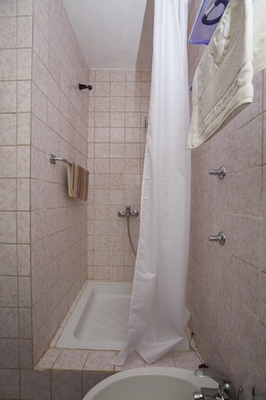 Apartment, Mehrere Betten | Badezimmer | Dusche
