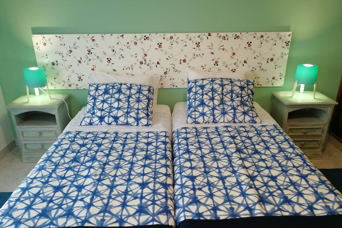Cortinas blackout, insonorización y tabla de planchar con plancha