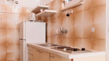 Apartment, 1 Double Bed | Private kitchen | Stovetop, cookware/dishes/utensils