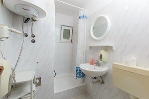 Apartment, Multiple Beds | Bathroom