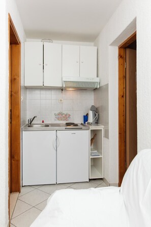 Appartement, plusieurs lits | Cuisine privée | Plaque de cuisson, batterie de cuisine, vaisselle et ustensiles