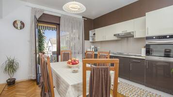 Apartment, 2 Double Beds | Private kitchen | Stovetop, dishwasher, cookware/dishes/utensils