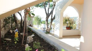 Apartamento, varias camas | Jardines del alojamiento