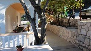 Apartamento, varias camas | Jardines del alojamiento