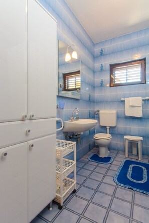 Apartment, Multiple Beds | Bathroom