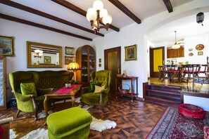 Ferienhaus, Mehrere Betten | Wohnzimmer | Fernseher