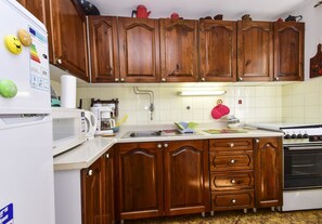 Casa, varias camas | Cocina privada | Refrigerador, microondas, horno y parrilla de estufa