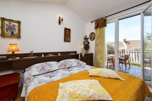 House, Multiple Beds | Private kitchen | Fridge, microwave, oven, stovetop - Holiday House Mira (Starigrad)