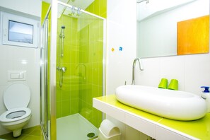 Departamento, varias camas | Baño | Regadera