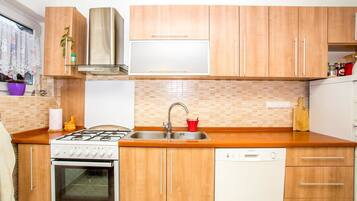 Apartment, Multiple Beds | Private kitchen | Stovetop, dishwasher, cookware/dishes/utensils