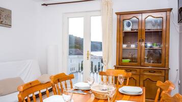 Apartment, Multiple Beds | Private kitchen | Stovetop, dishwasher, cookware/dishes/utensils