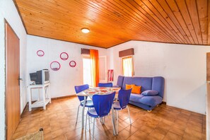 อพาร์ทเมนท์, หลายเตียง | ห้องนั่งเล่น | ทีวี