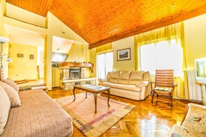 Apartment, Multiple Beds | Living room