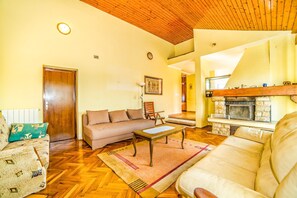 Apartment, Mehrere Betten | Wohnzimmer | Fernseher