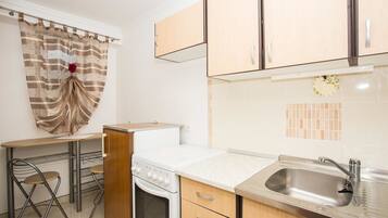 Apartment, 1 Double Bed | Private kitchen