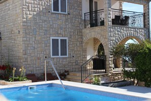 Front of property - Apartments Jakov / Two Bedroom (Solta)