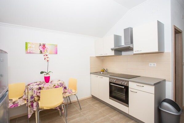 Departamento, varias camas | Cocina privada | Parrilla de estufa, cafetera y tetera, tostadora y utensilios de cocina 