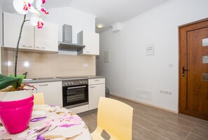 Departamento, varias camas | Cocina privada | Parrilla de estufa, cafetera y tetera, tostadora y utensilios de cocina 