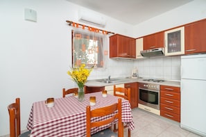 Horno, placa de cocina, utensilios de cocina