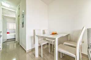 Apartamento, 1 cama de casal e sofá-cama | Cozinha privada | Talheres/pratos/utensílios de cozinha